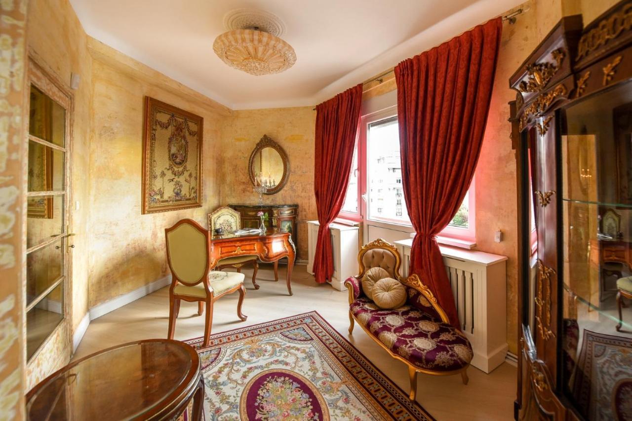Baroque Splendor: Breathtaking Views & Design