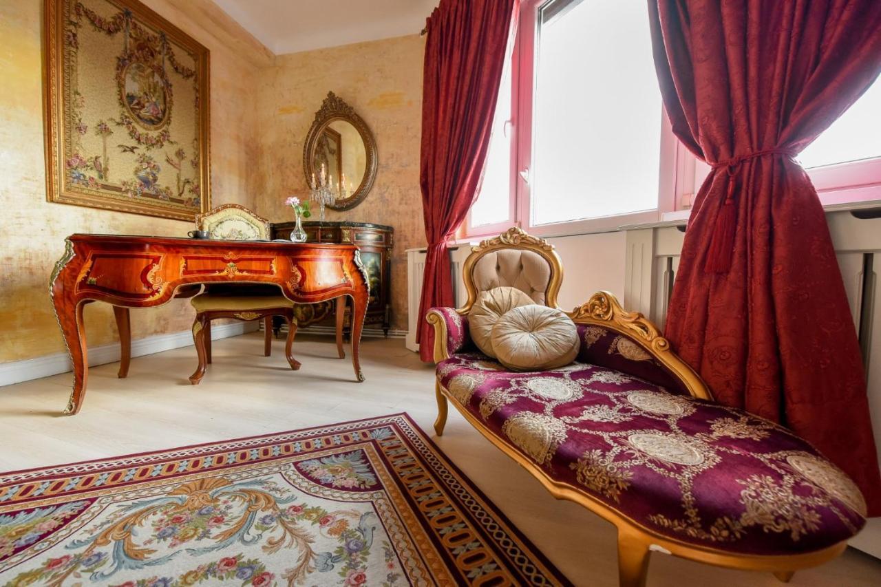 Baroque Splendor: Breathtaking Views & Design Appartamento Bucarest