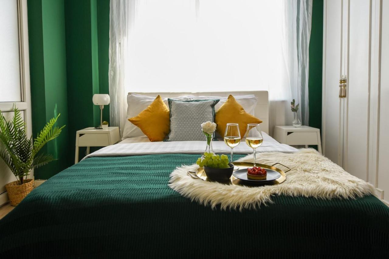Baroque Splendor: Breathtaking Views & Design Appartamento