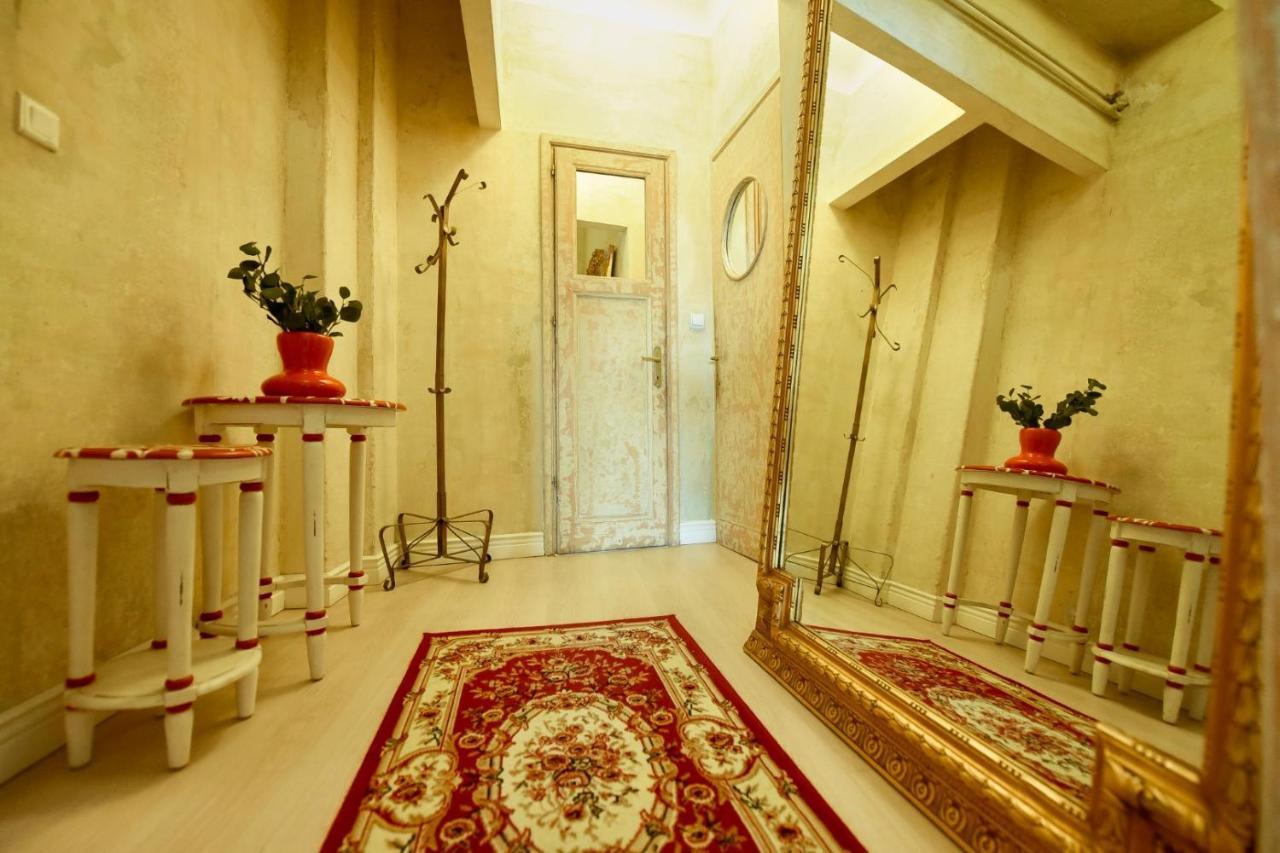 Baroque Splendor: Breathtaking Views & Design