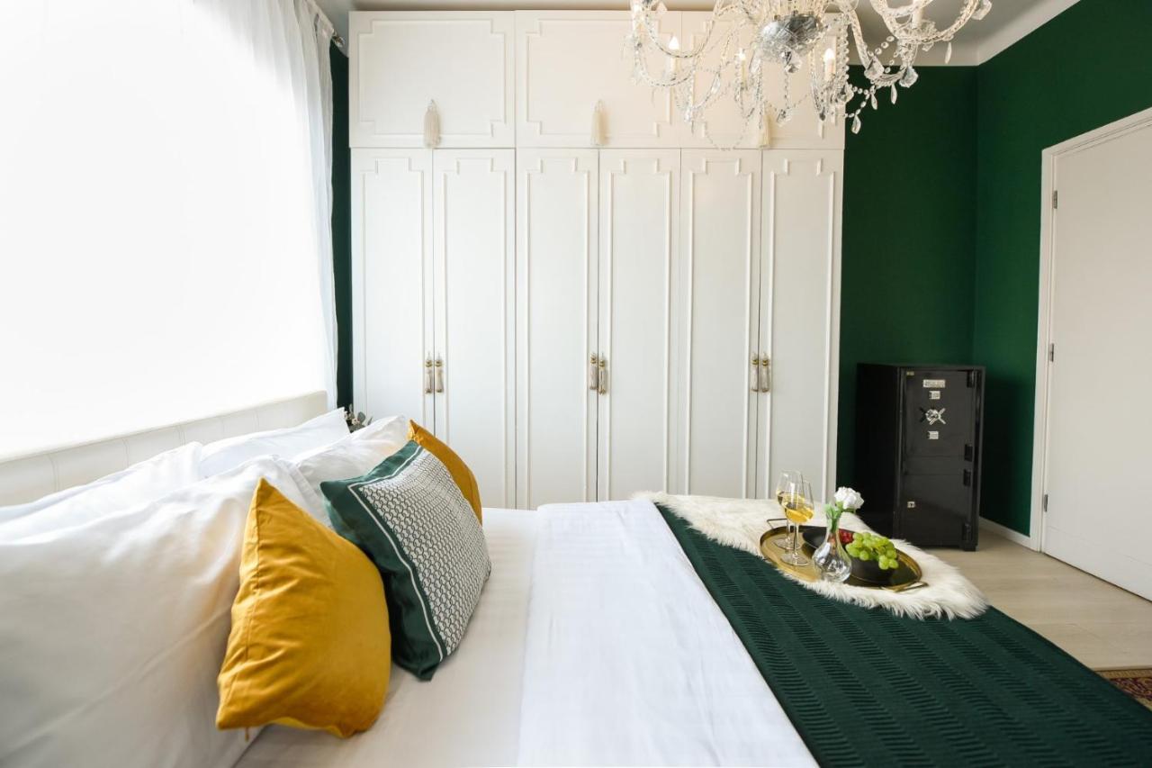 Baroque Splendor: Breathtaking Views & Design Appartamento